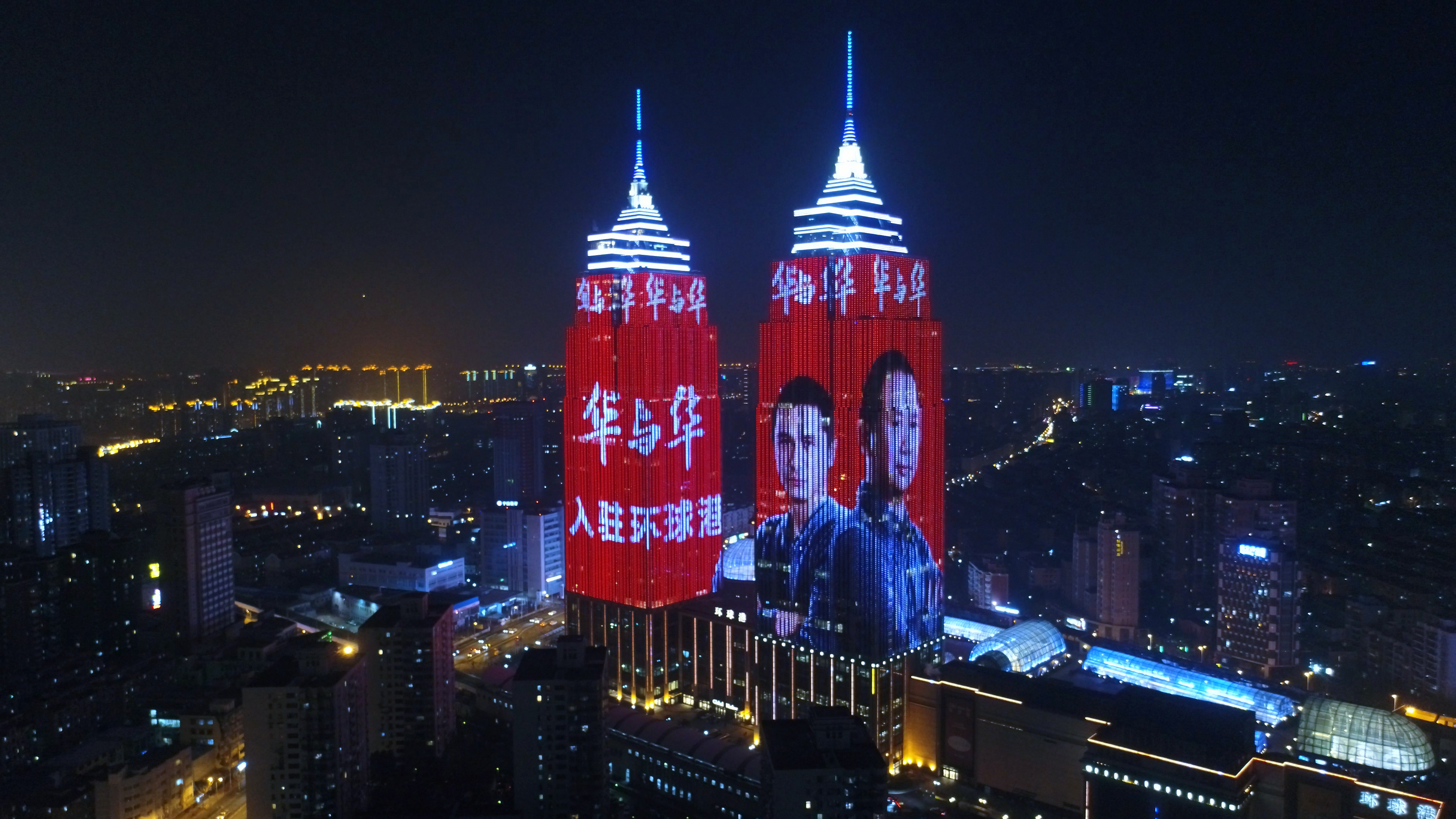 华与华亮相上海环球港双子塔