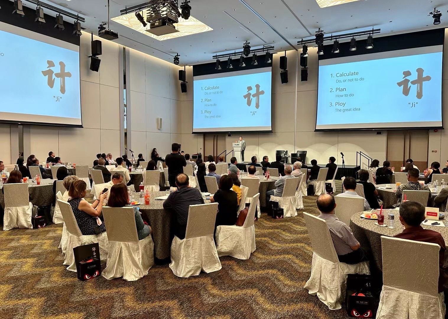 Mr. Sam Hua was invited to give an English speech at the National University of Singapore. — image 1